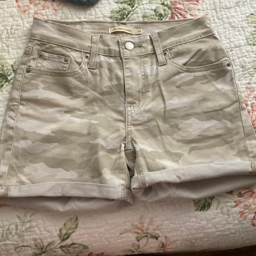Levi’s short jean (mid length shorts)